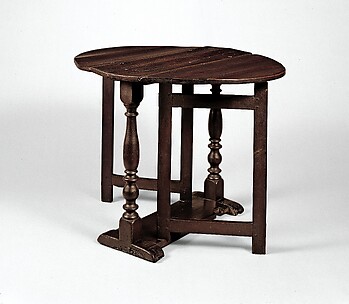 Gate-leg table