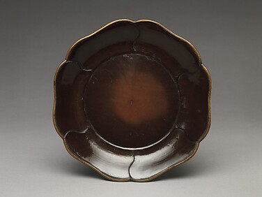 Dish with Petal Border