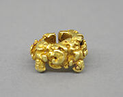 Ear Clip with Four Figures on a Foliate Ground