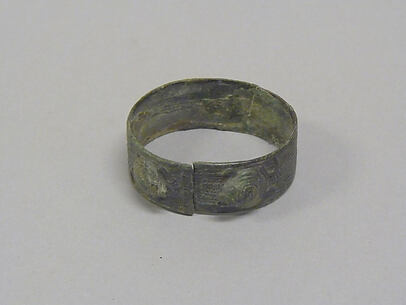 Bracelet with Two Facing Frogs