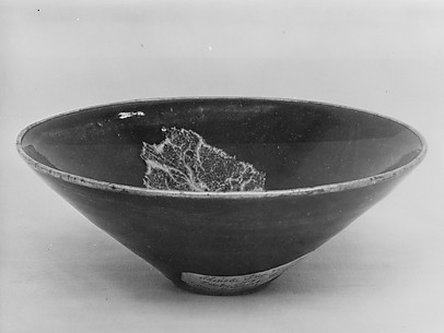 Tea Bowl with Leaf Decoration

