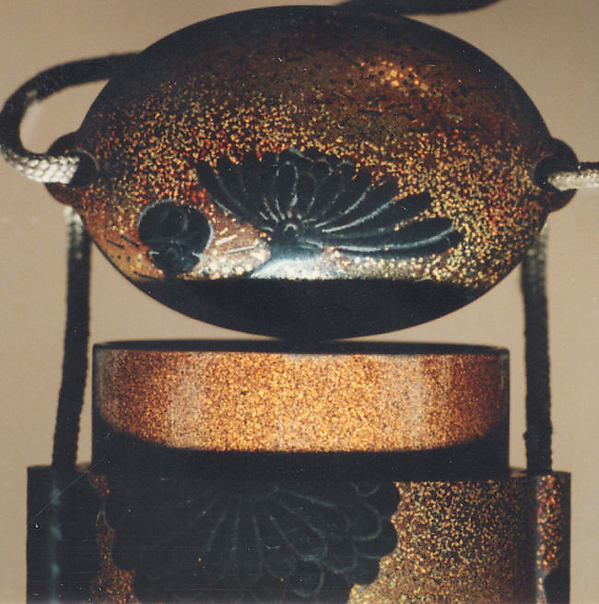 Case (Inrō) with Design of Chrysanthemums