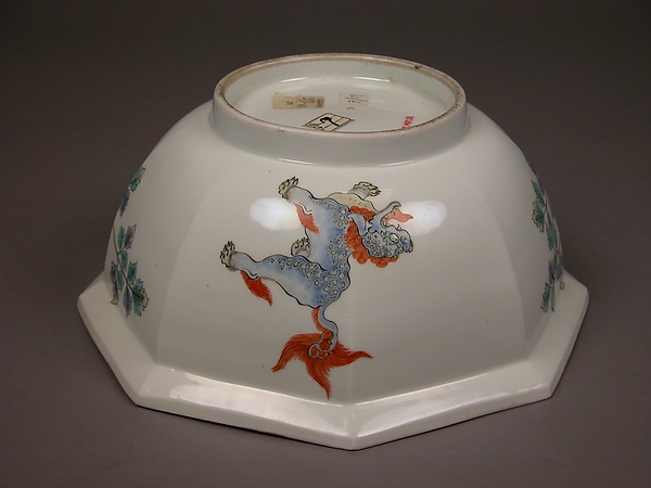 Octagonal Bowl with Design of Peonies