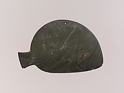 Fish-shaped palette with the remains of green pigment