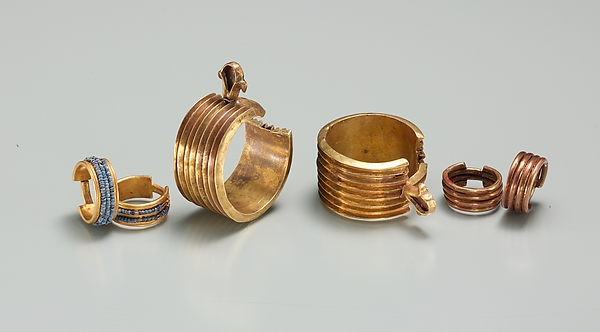 Ribbed Penannular Earring