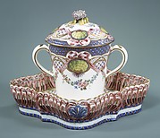 Cup with cover and tray (Gobelet à lait et corbeille carré)
