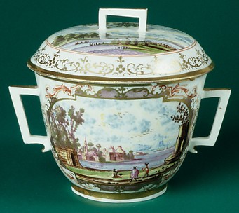 Set of covered bowls and saucers
