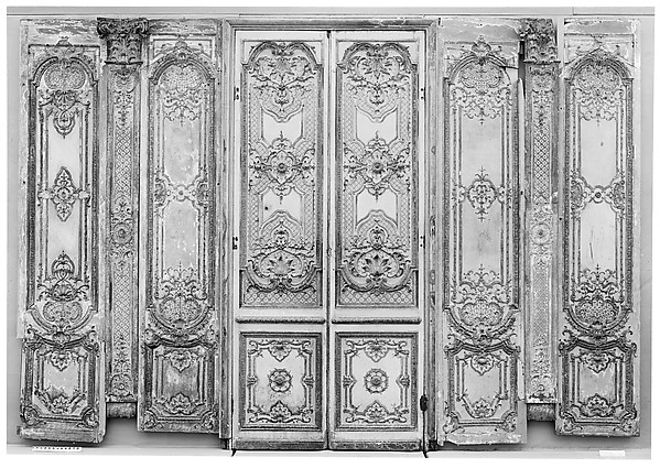 Double door: four panels, two pilasters, three gilt moldings for the door frame