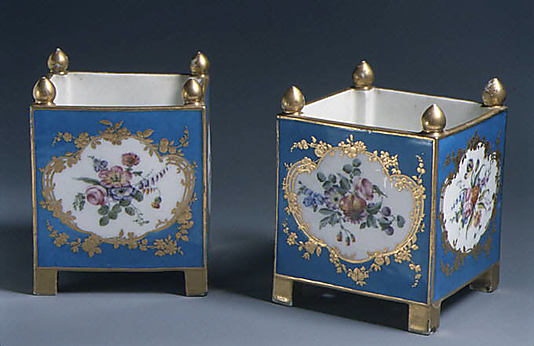 Pair of orange tubs (Caisses carrées)