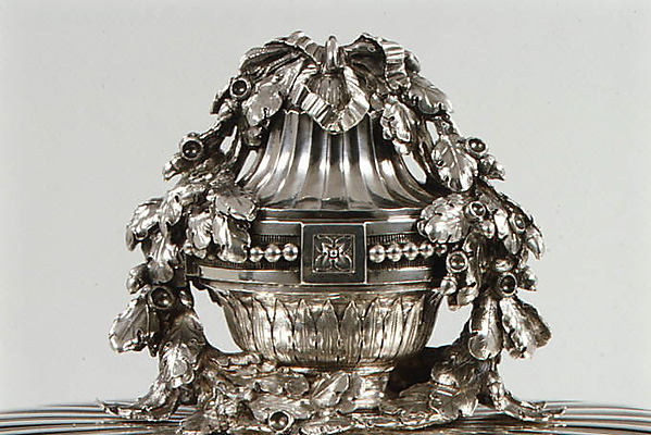 Tureen with cover and liner
