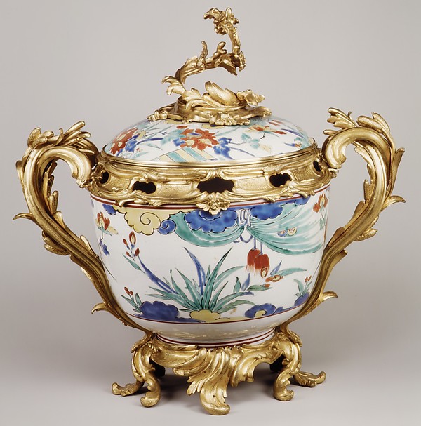 Potpourri bowl with cover (one of a pair)