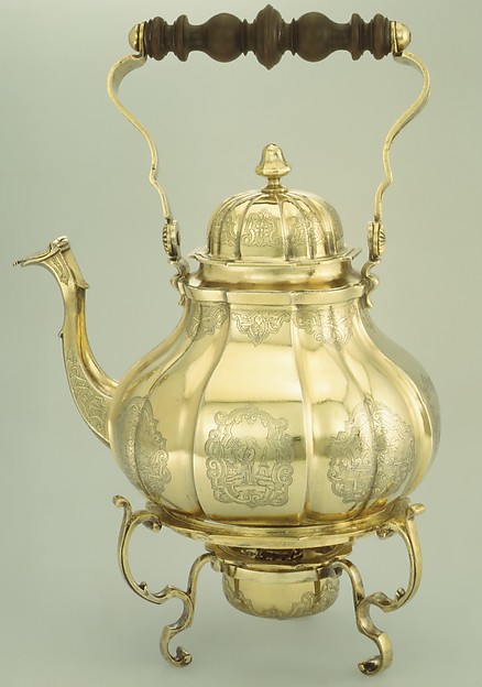 Kettle on matching lamp stand