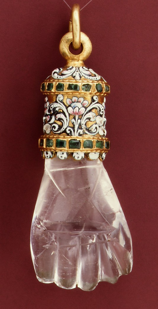 Pendant in the form of a hand