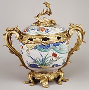 Potpourri bowl with cover (one of a pair)