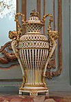 Pair of ivory vases (vases en ivoire)
