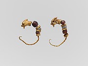 Gold earring with glass-paste bead and animal heads