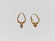 Gold earring with clustered sphere