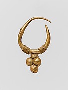 Gold earring with clustered sphere