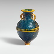 Glass amphoriskos (perfume bottle)