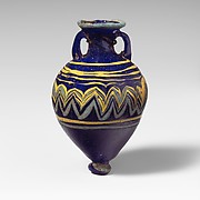 Glass amphoriskos (perfume bottle)