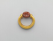 Gold and carnelian ring: on scarab bezel, Herakles