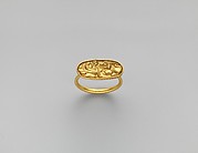 Gold ring, with stone missing from bezel