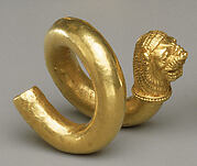 Gold and copper alloy spiral with lion-head terminal