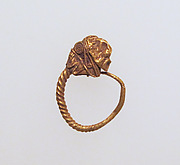 Earring with head of lion