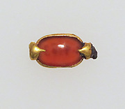 Ring bezel with scaraboid