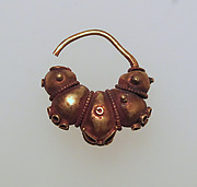 Earring with lobes and rosettes