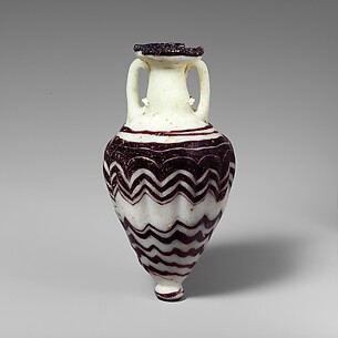 Glass amphoriskos (perfume bottle)