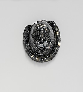 Glass medallion with the bust of a woman or goddess
