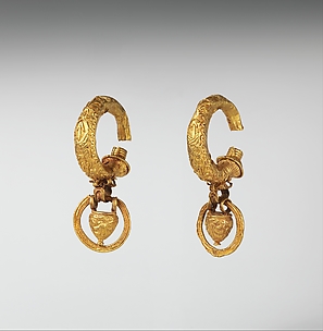 Gold earrings with pendant vase and ring