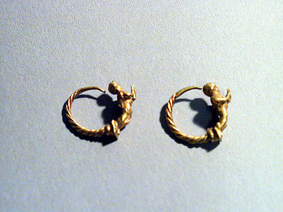 Pair of gold earrings with Erotes