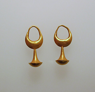 Earring with nail head pendant, 12