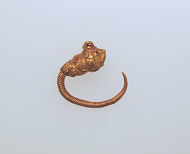 Earring with head of lion