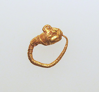 Earring with head of lion