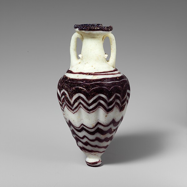 Glass amphoriskos (perfume bottle)