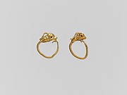 Gold earring with head of a gazelle
