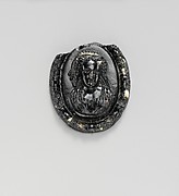 Glass medallion with the bust of a woman or goddess