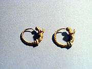 Pair of gold earrings with Erotes