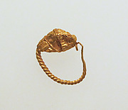 Earring with head of lion