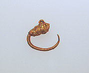 Earring with head of lion