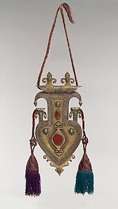 Cordiform pendant with tassles