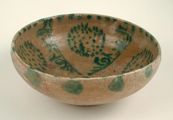 Bowl with Green Pseudo-Inscriptions and Clusters of Spots