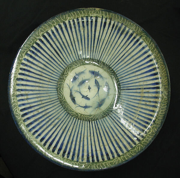 Bowl with central fish motif