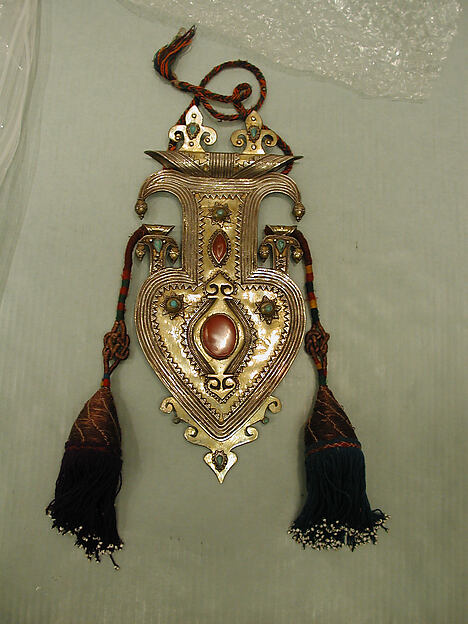 Cordiform pendant with tassles