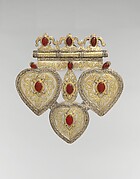 Triple cordiform pendant