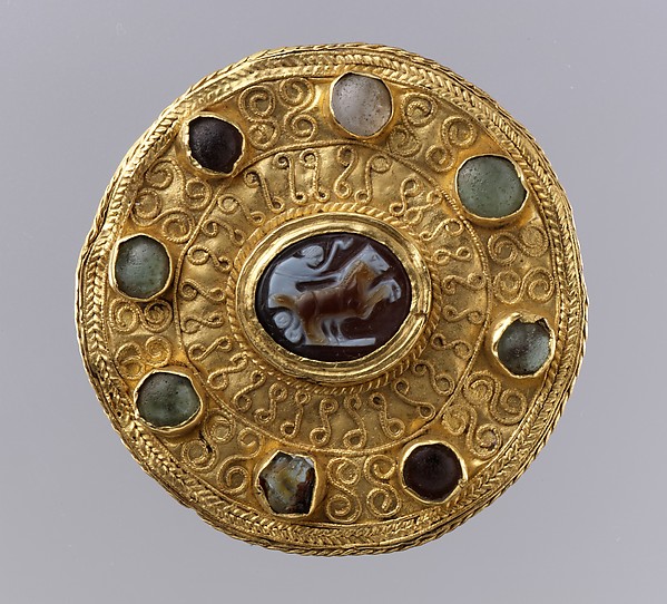 Disc brooch with onyx cameo and glass cabochons
