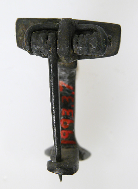 Knee Brooch